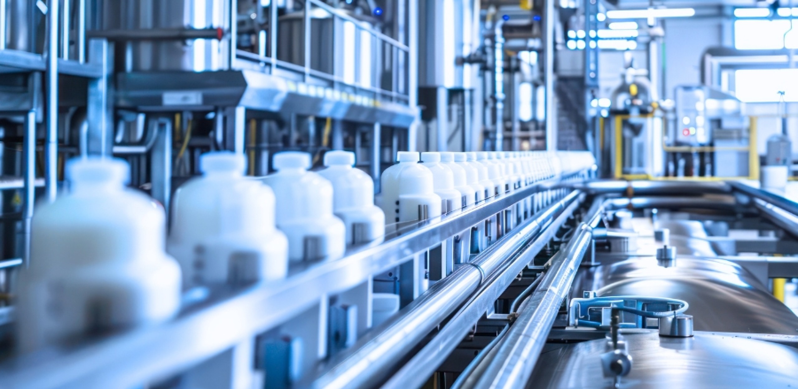 Anlagen-Maschinen-Automatisierte Milchproduktionslinie in einer modernen Molkerei, die Effizienz und Technologie demonstriert