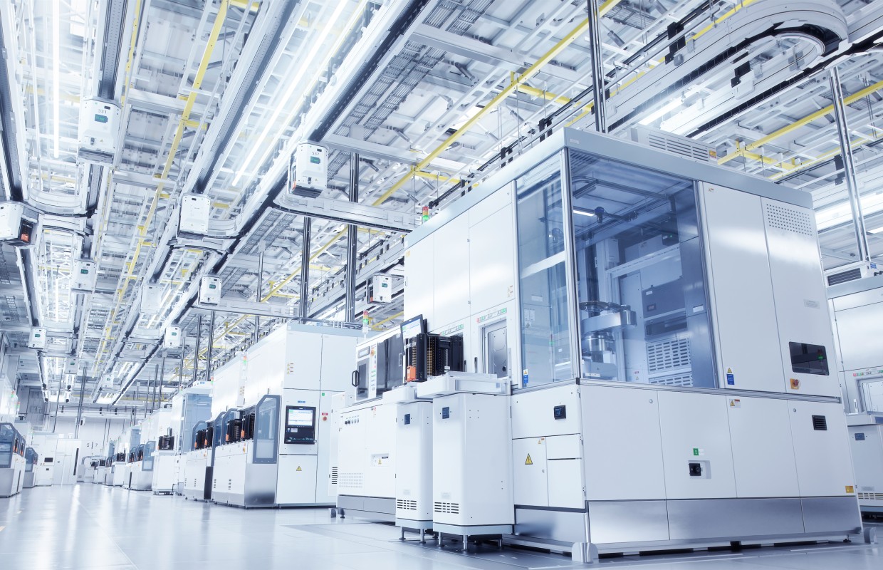 Halbleiterindustrie-Weitwinkelaufnahme des Reinraums der Bright Advanced Semiconductor Production Fab mit funktionierendem Überkopf-Wafer-Transfersystem