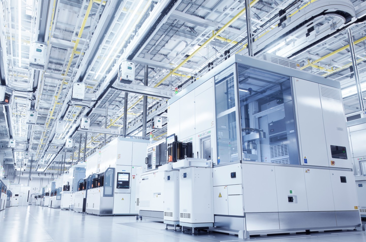 Halbleiterindustrie-Weitwinkelaufnahme des Reinraums der Bright Advanced Semiconductor Production Fab mit funktionierendem Überkopf-Wafer-Transfersystem