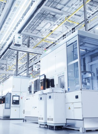 Halbleiterindustrie-Weitwinkelaufnahme des Reinraums der Bright Advanced Semiconductor Production Fab mit funktionierendem Überkopf-Wafer-Transfersystem