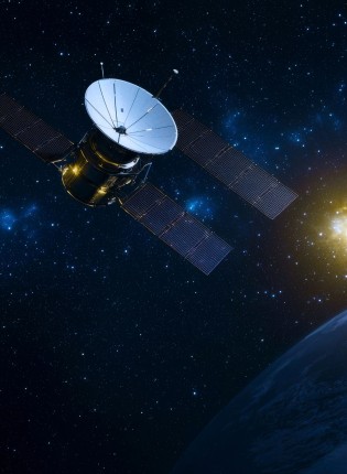 Luft-Raumfahrt-Bild eines Weltraumsatelliten, der die Erde umkreist, vor einem atemberaubenden kosmischen Hintergrund mit Sternen und einem leuchtenden Himmelskörper