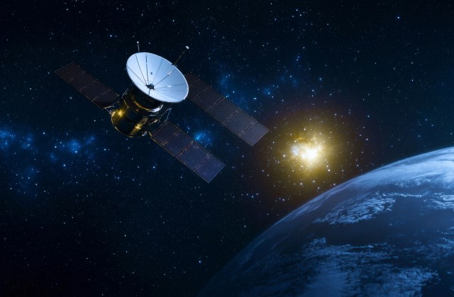 Luft-Raumfahrt-Bild eines Weltraumsatelliten, der die Erde umkreist, vor einem atemberaubenden kosmischen Hintergrund mit Sternen und einem leuchtenden Himmelskörper