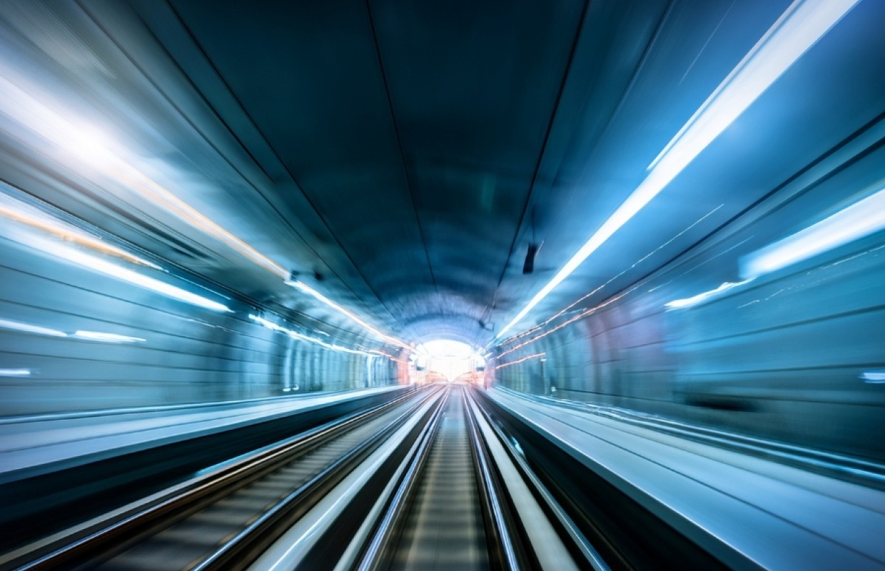 Mobilität-Eine dynamische Ansicht eines Hochgeschwindigkeitszugtunnels mit Bewegungsunschärfe, leuchtenden Lichtern und einem Gefühl von Geschwindigkeit und futuristischer Technologie