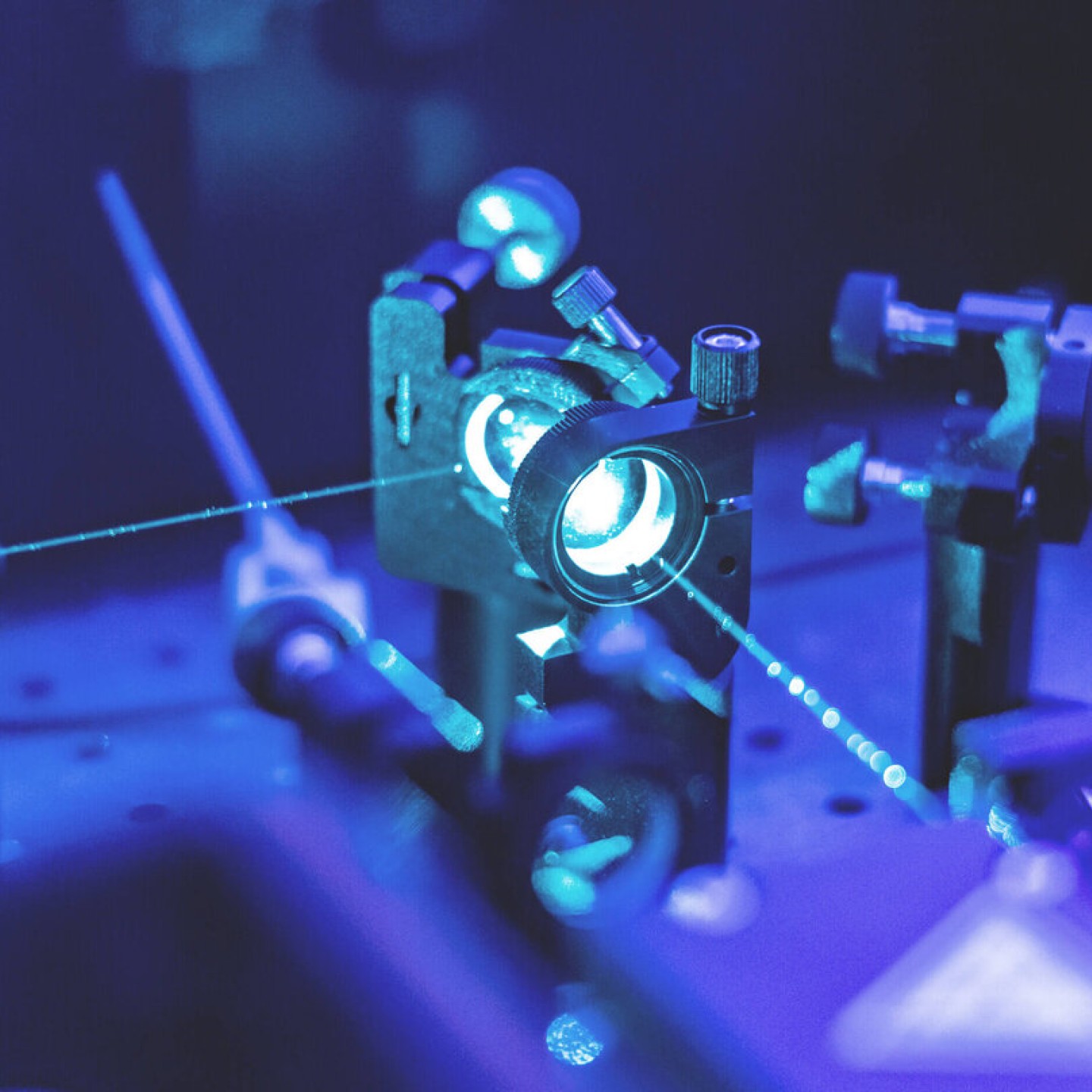 Laser zeigen aufeinander auf einer Halterung aufgeschraubt