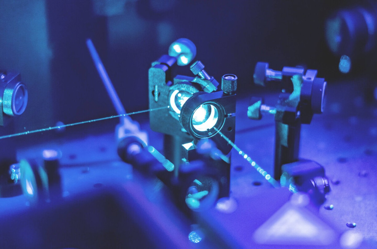 Laser zeigen aufeinander auf einer Halterung aufgeschraubt