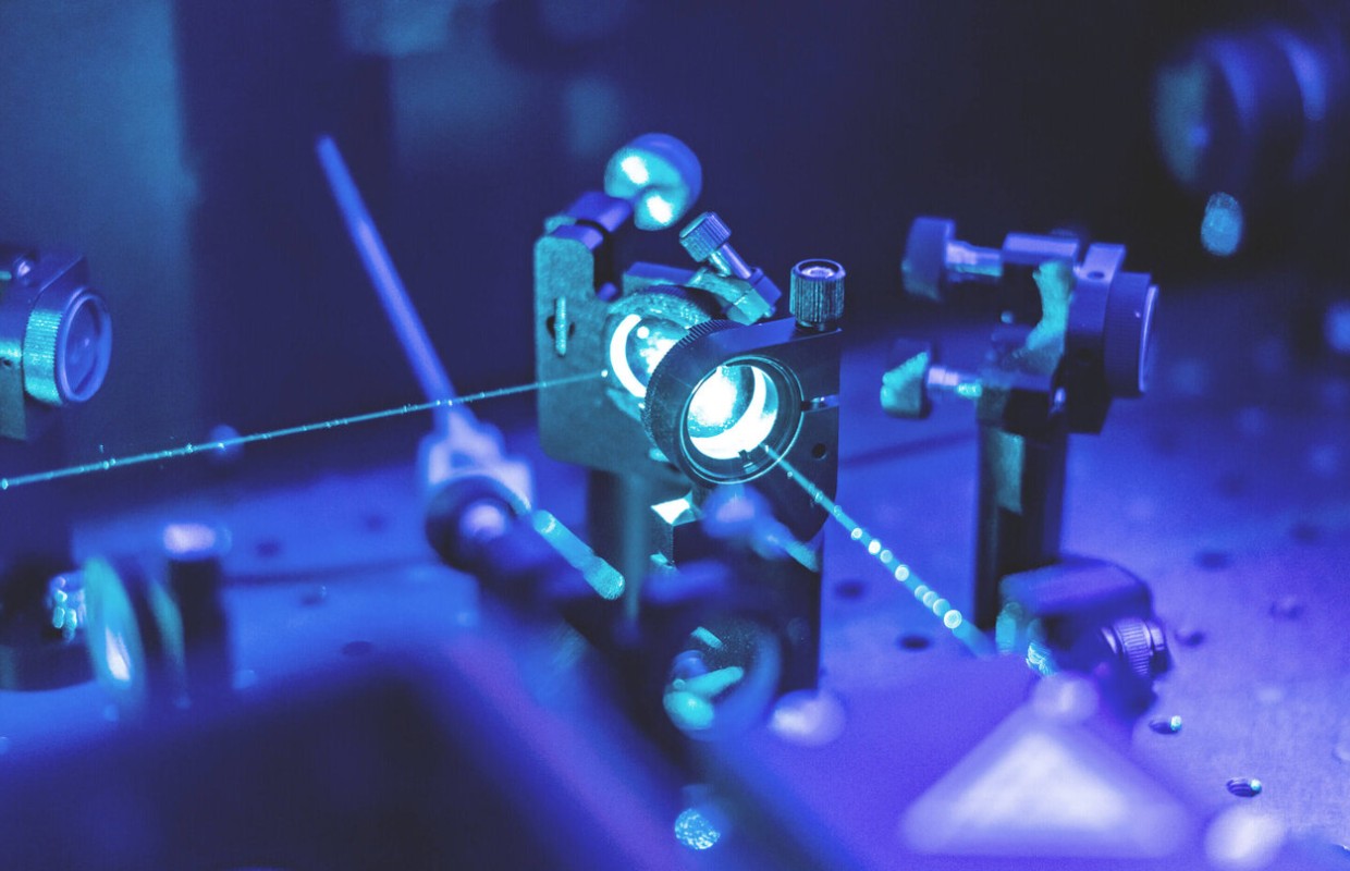 Laser zeigen aufeinander auf einer Halterung aufgeschraubt