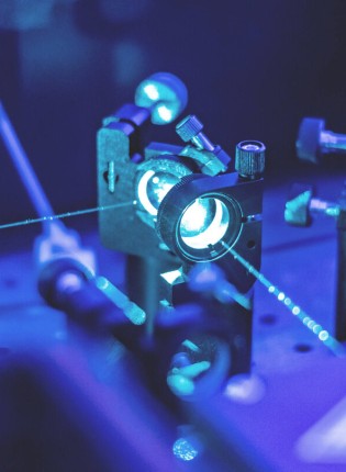 Laser zeigen aufeinander auf einer Halterung aufgeschraubt