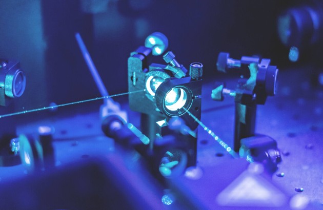 Laser zeigen aufeinander auf einer Halterung aufgeschraubt