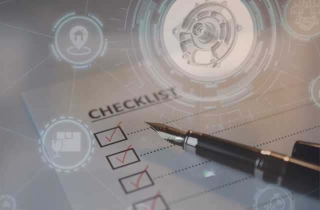 Eine Checkliste für stragetische Einkäufer die ihre Lieferkette auf stabilität prüfen wollen. Ein Fertigungsteil der Luft- und Raumfahrtbranche umgeben von End-to-End Diensteistungen.