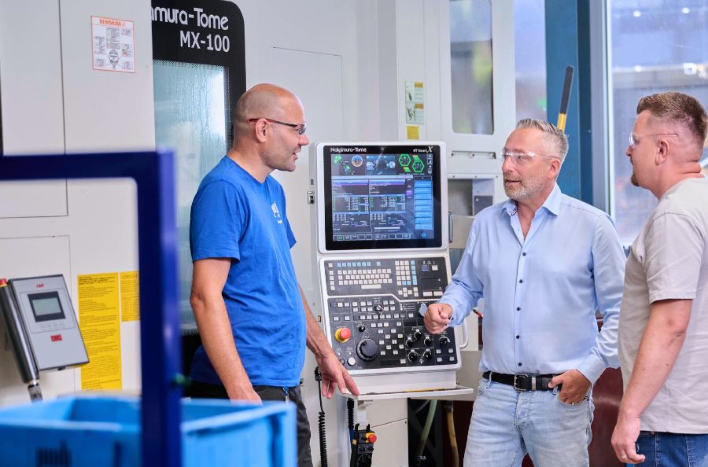 CNC Nakamura Tome MX-100 im Hintergrund Abstimmung zwischen Konstruktion, Einkauf und Produktion bei Entwicklung von Prototypen PWB AG Schweiz