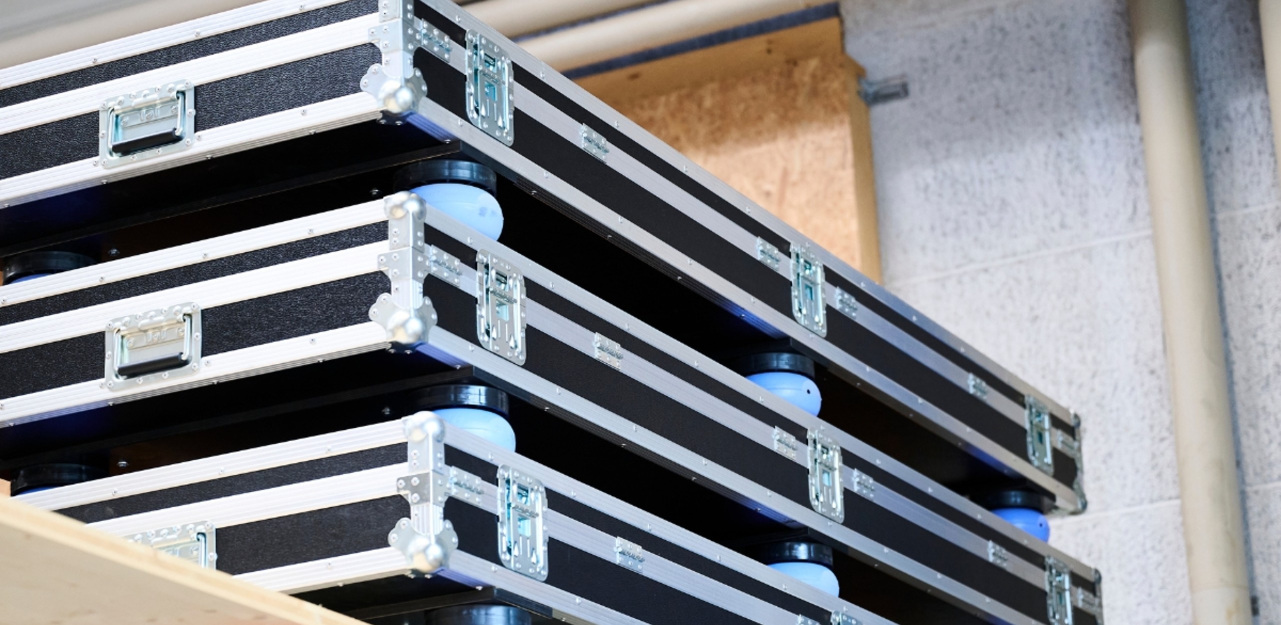 Umweltfreundliche Mehrwegverpackungen auf einem Regal gelagert für den Versand von mechanischen Fertigungsteilen PWB AG