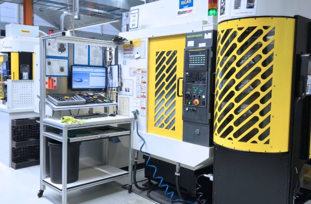 Fanuc Robodrill Maschine steht in einer Produktionshalle